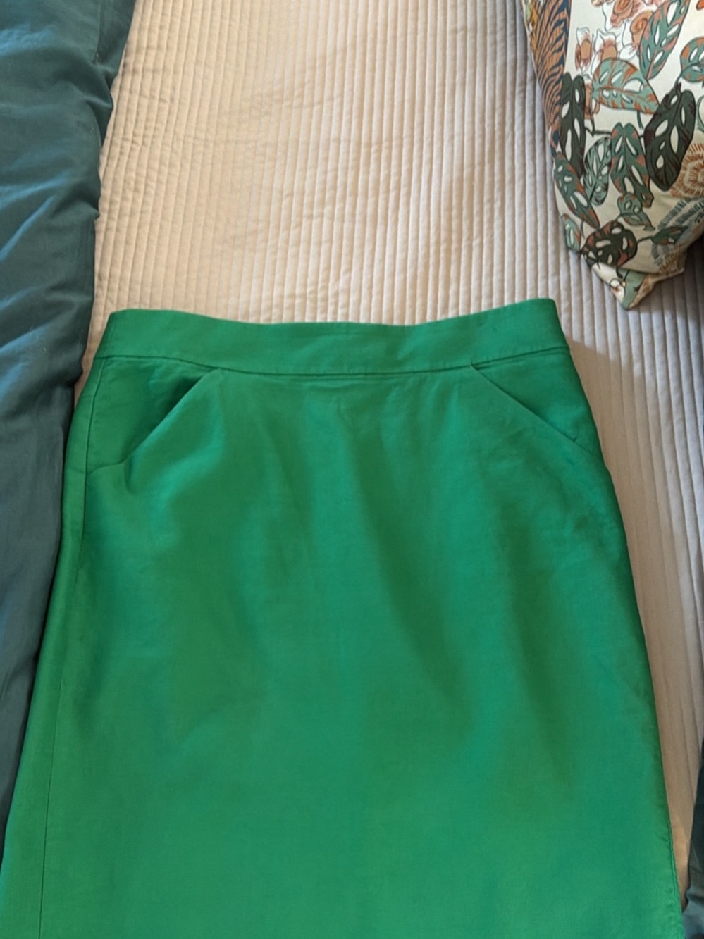 J Crew Green Women's Pencil Skirt size 8 classic piece. Pockets
